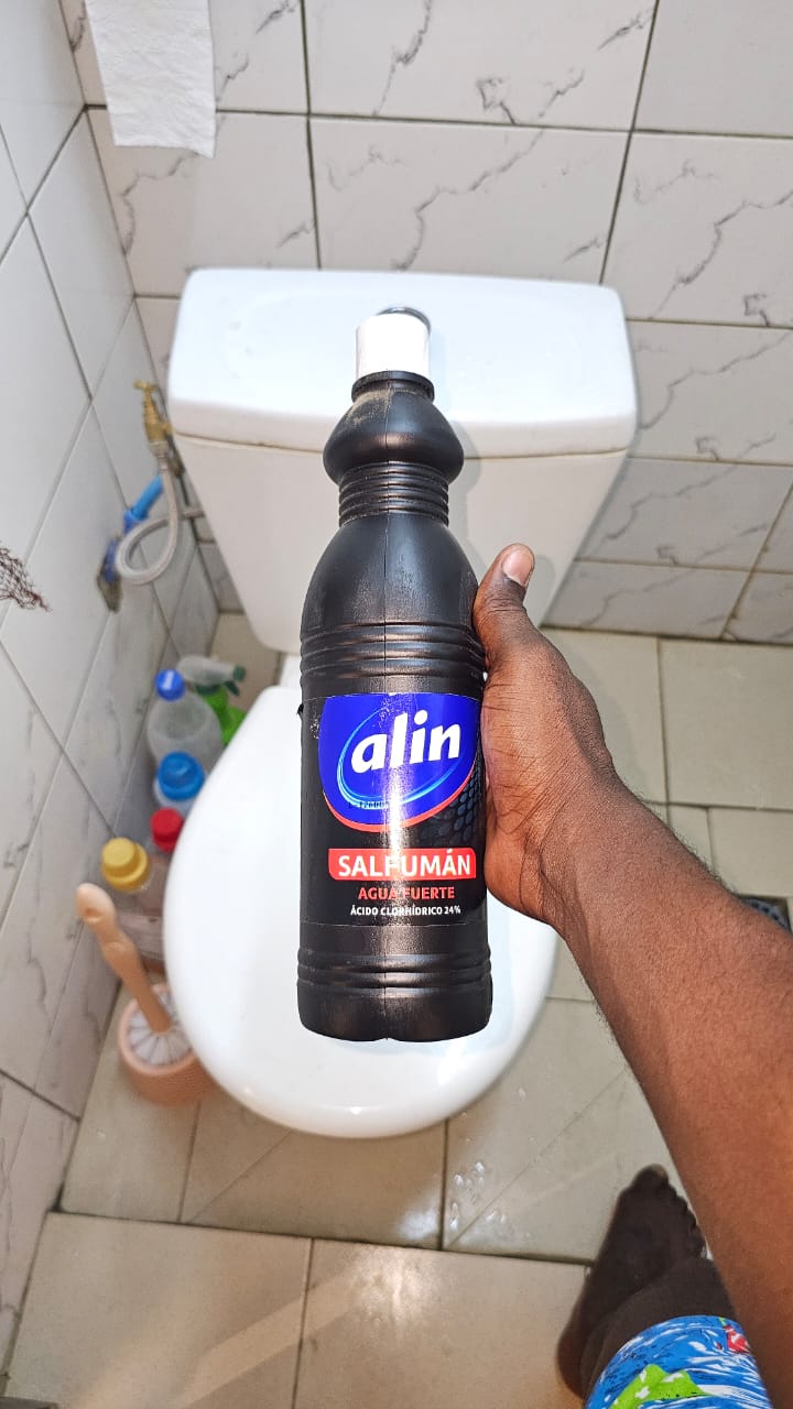 produit nettoyant des toilettes et douche
