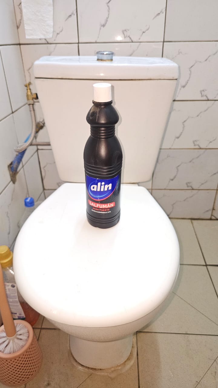 produit nettoyant des toilettes et douche